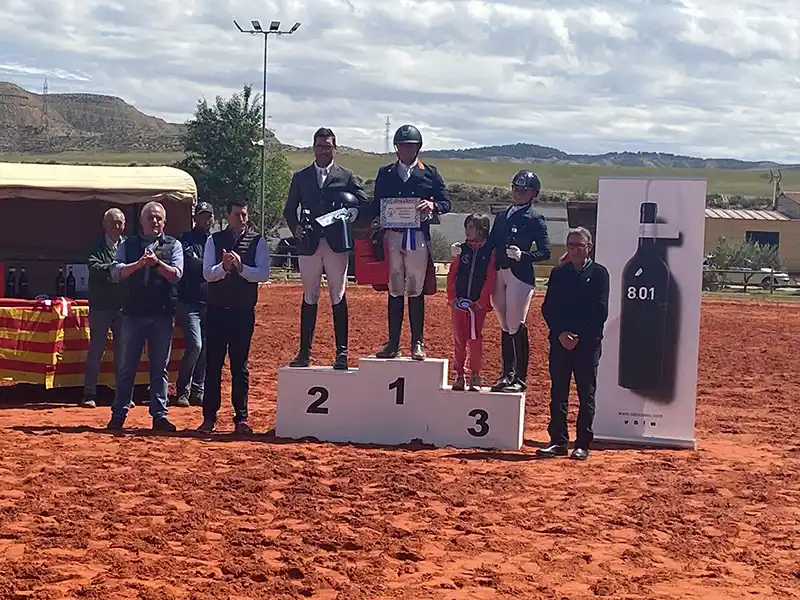 Primer plano de medallas ganadas por nuestros jinetes en competiciones nacionales e internacionales.